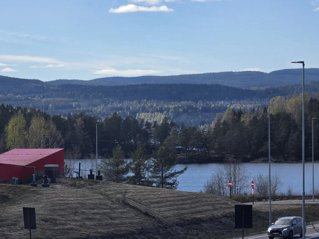 Hurdalssjøen 호수와 댐 시설, 산 능선