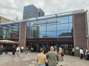norway-oslo-sentralstasjon-entrance