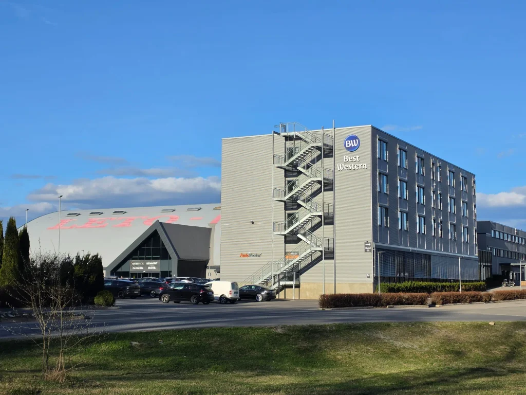 장기숙박을 위해 이동한 Best Western Leto Arena 호텔 건물 외관