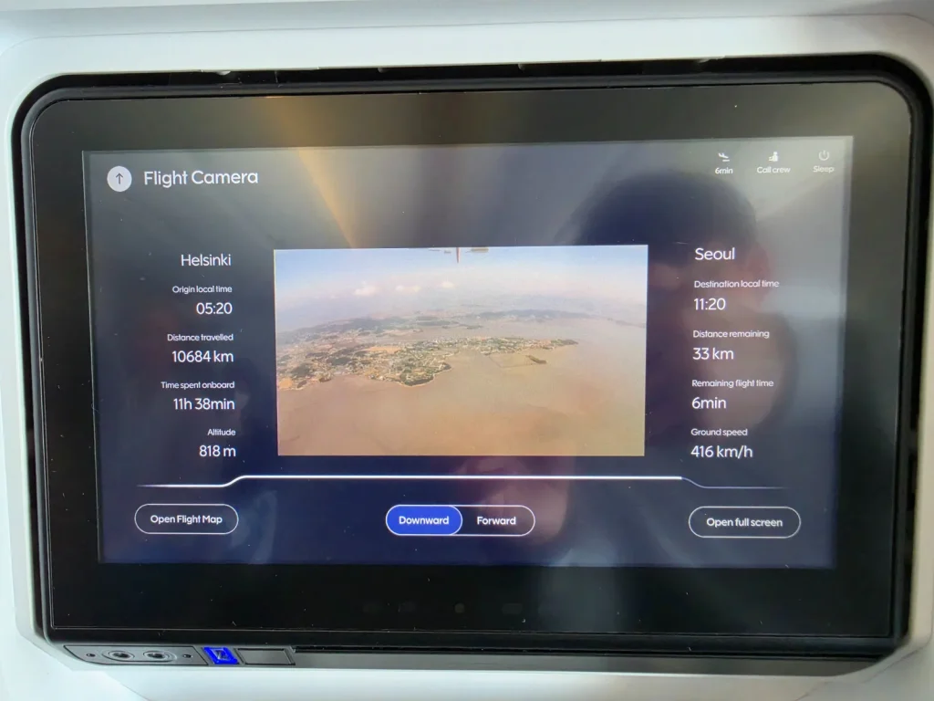 핀에어 기내 화면에 표시된 인천공항 접근 장면과 남은 비행 시간