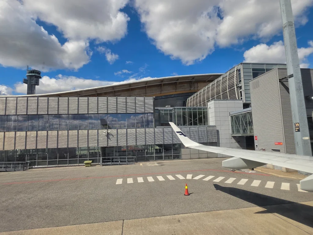 오슬로 가르데르모엔 공항 주기장과 항공기 날개