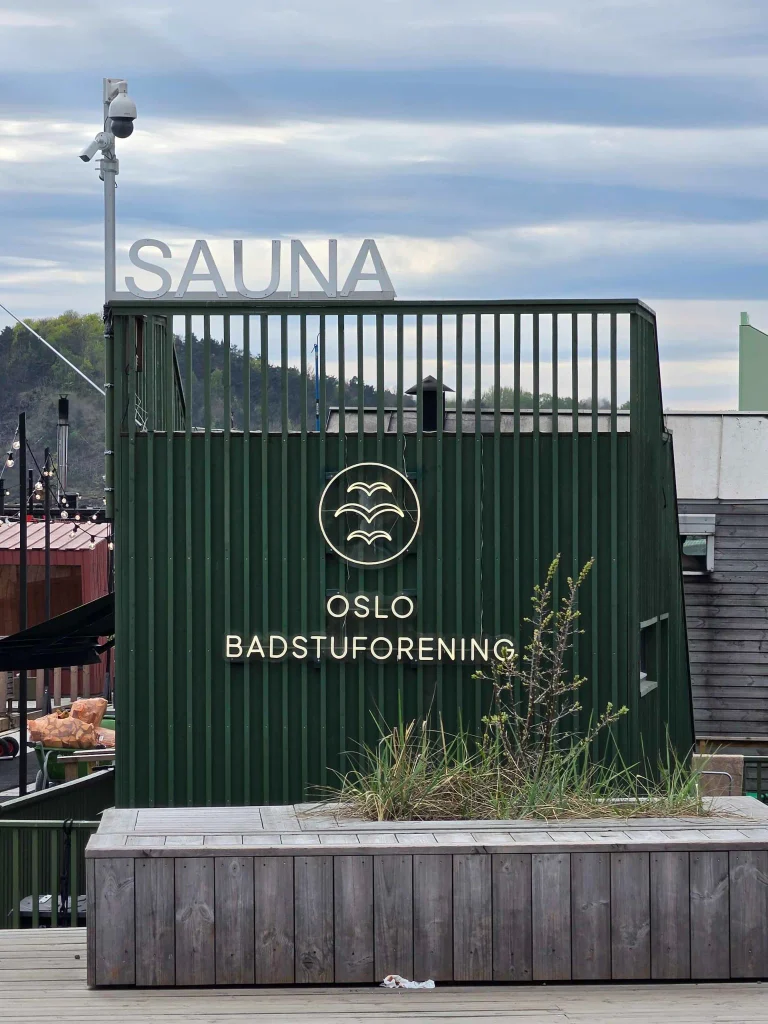 오슬로 사우나 협회 Oslo Badstuforening 안내 표지