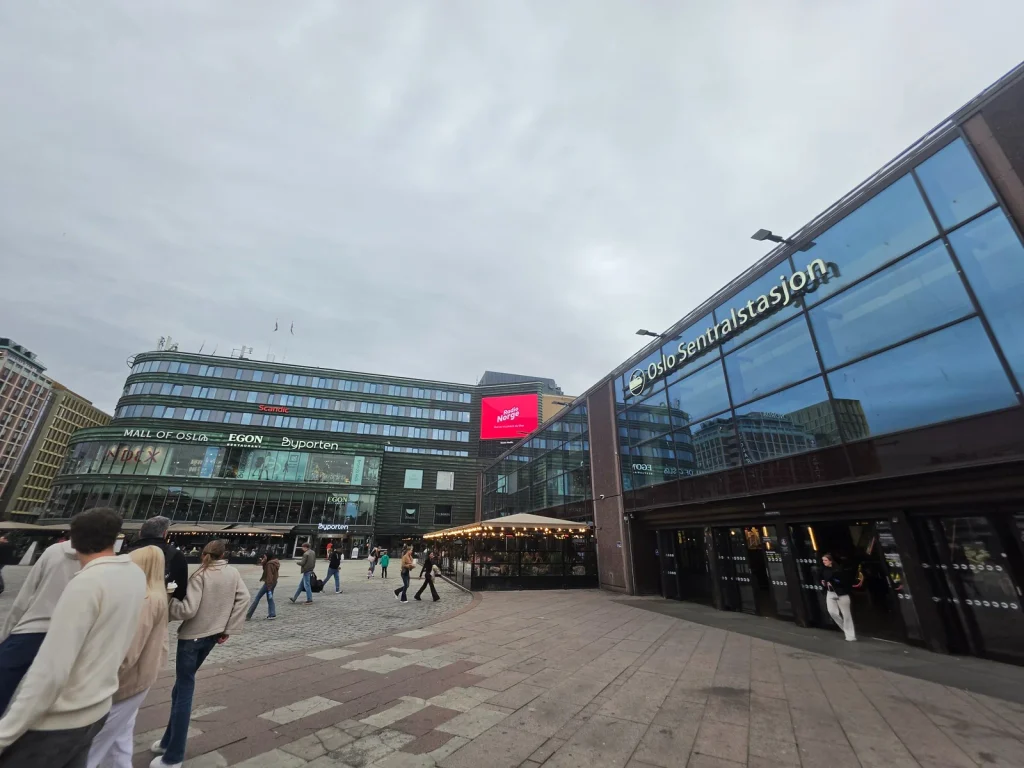 오슬로 중앙역 Oslo S 입구와 역 앞 광장
